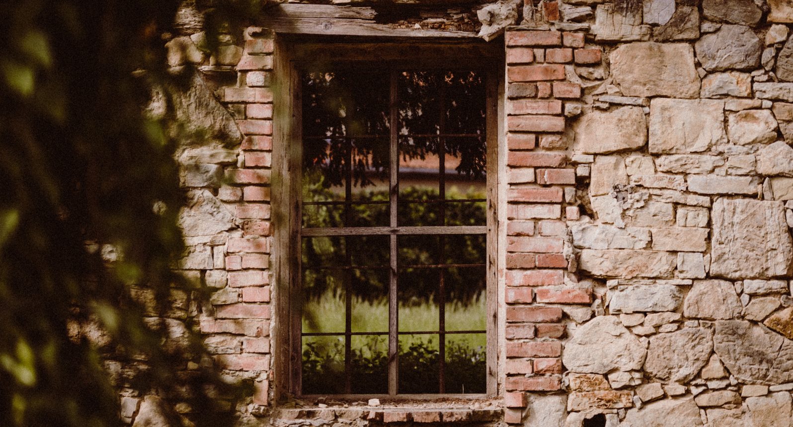 Altes Fenster in einer Ruine der Ballenstedter Altstadt